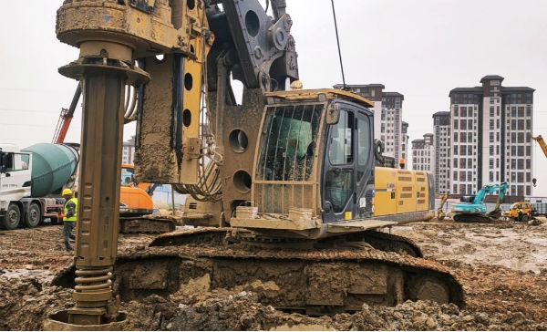 深圳大樁、深樁施工，徐工大噸位旋挖機(jī)展風(fēng)采.jpg